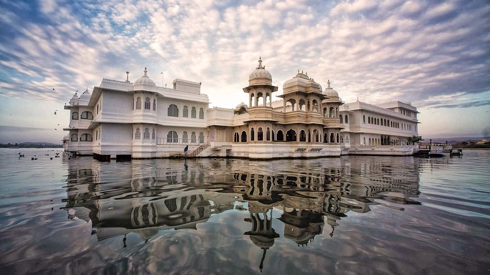 TAJ LAKE PALACE UDAIPUR INDIA