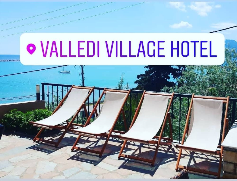 Ξαπλώστρες στον εξωτερικό χώρο του Valledi Village Hotel 