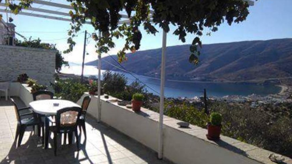 Στο μπαλκόνι στο ξενοδοχείο στο Andros Holiday Home στο Ρογό της Άνδρου