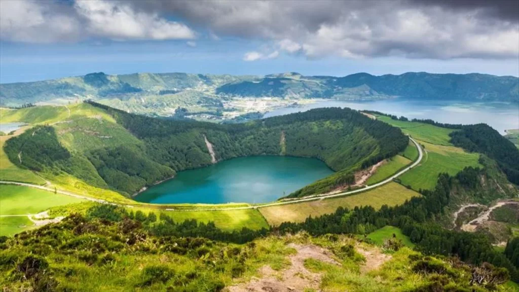 Η Ponta Delgada της Πορτογαλίας συνδυάζει το πράσινο μέσα σε έναν ηφαιστειακό κρατήρα