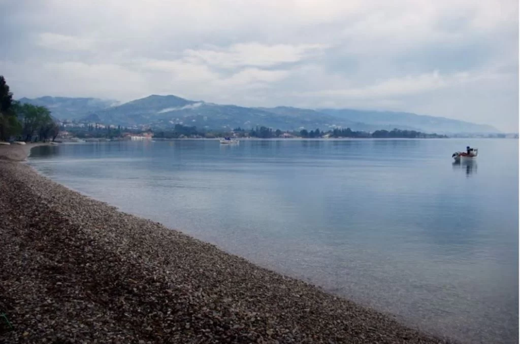 Η ακτή της παραλίας Άκολη