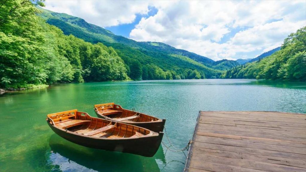 Η λίμνη Biograd στο Μαυροβούνιο περιβάλλεται από αστείρευτο πράσινο