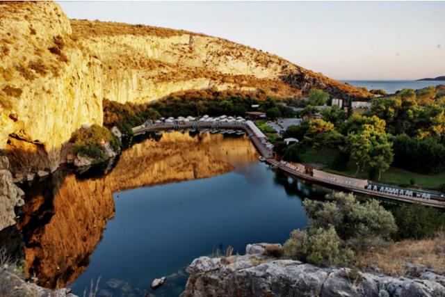 Η Λίμνη της Βουλιαγμένης είναι, μόλις λίγα λεπτά από την Αθήνα, είναι ένα πραγματικό θαύμα της φύσης