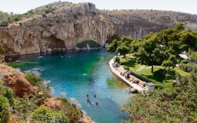 Λουόμενοι στη Λίμνη της Βουλιαγμένης