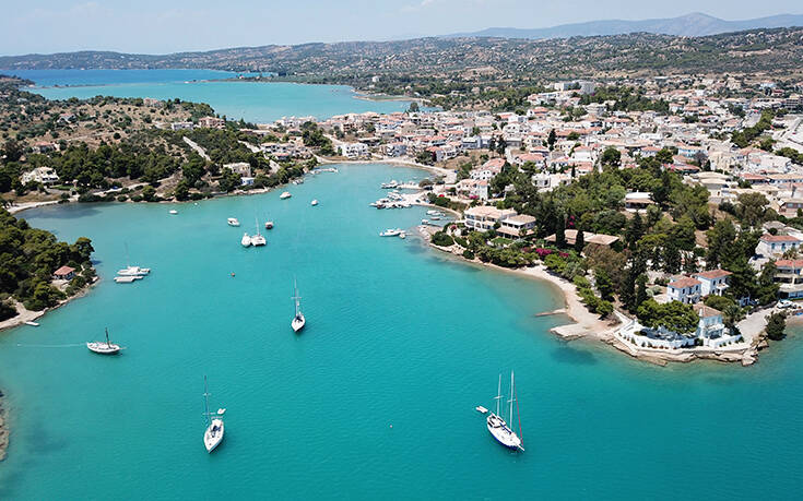 Ολόκληρο το Πόρτο Χέλι με τα τιρκουάζ νερά
