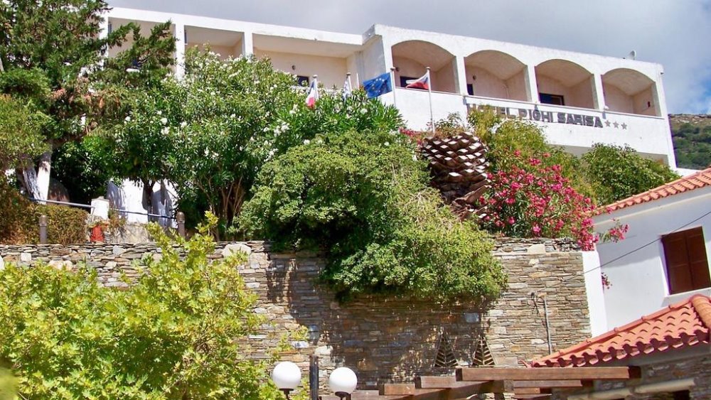 Η εξωτερική όψη του Sariza Spring Hotel στην Άνδρο