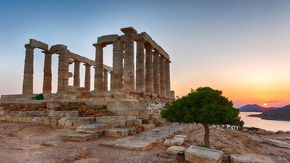 Ο Ναός του Ποσειδώνα στο Σούνιο στέκεται επιβλητικός στην άκρη του βράχου