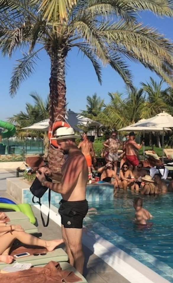 Βρετανοί κάνουν πάρτι σε πισίνα ξενοδοχείου αγνοώντας τα μέτρα κοινωνικής αποστασιοποίησης