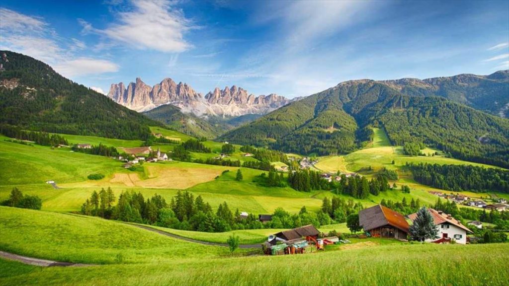 Η καταπράσινη κοιλάδα Val di Funes στην Ιταλία