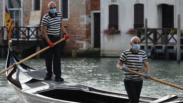Γονδολιέρηδες με μάσκα στη Βενετία