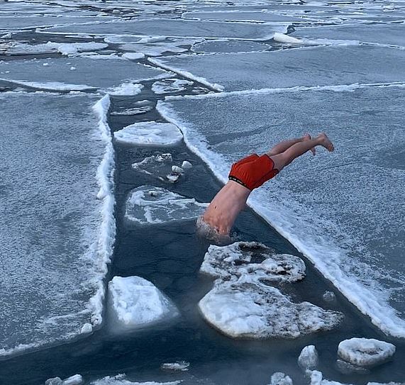 βουτιά στα παγωμένα νερά της Αρκτικής