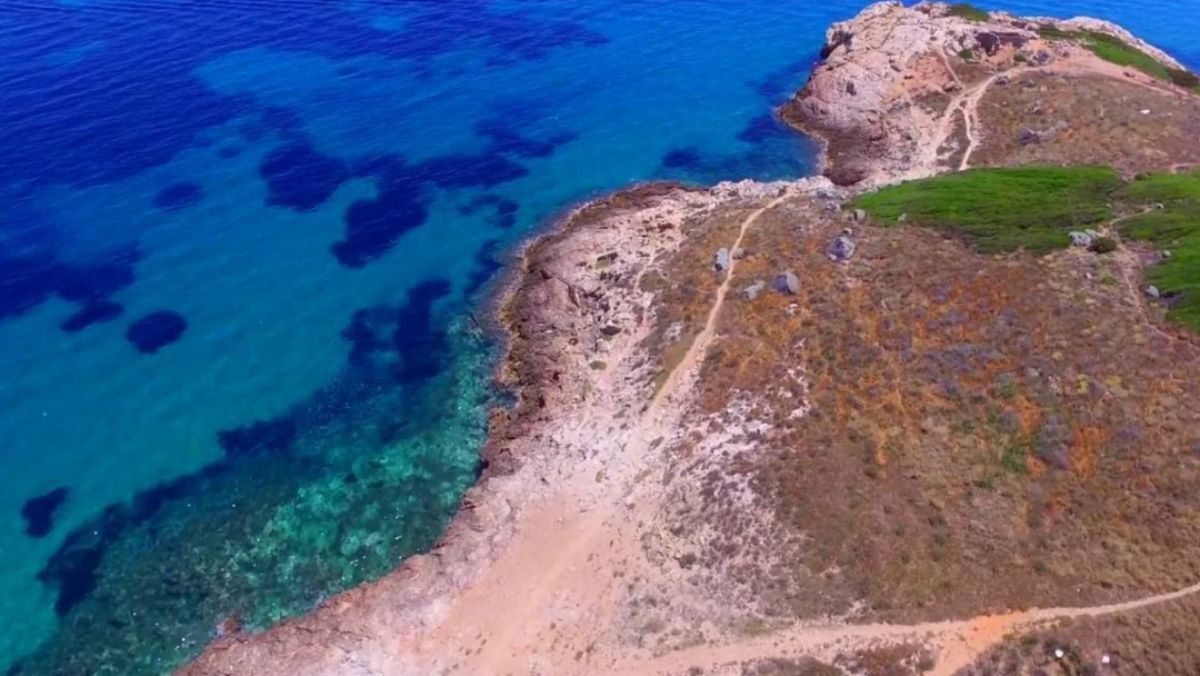 Η μυστική παραλία στη Ραφήνα με τον αρχαίο οικισμό (βίντεο)