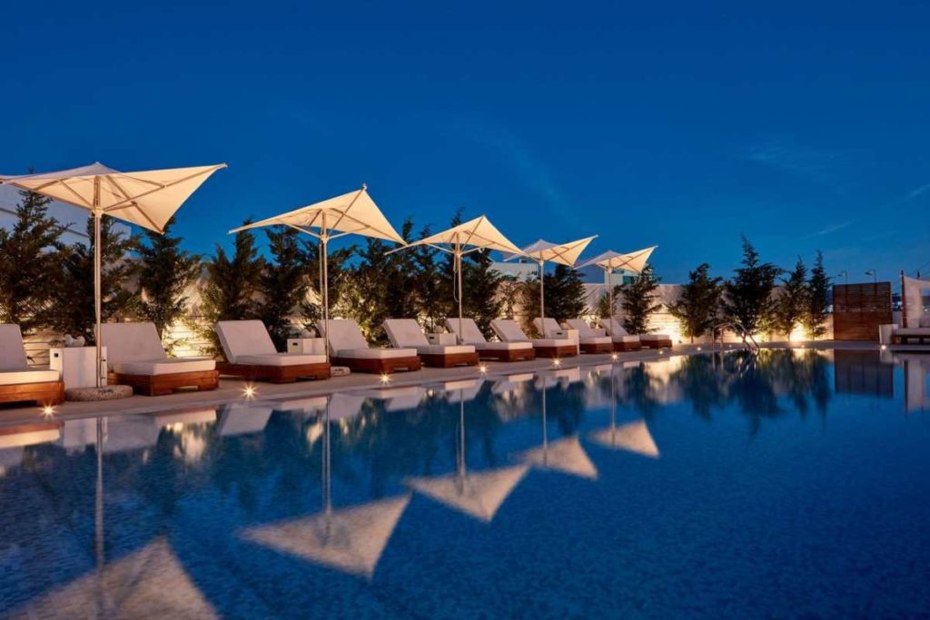 18 Grapes Hotel, πισίνα το βράδυ