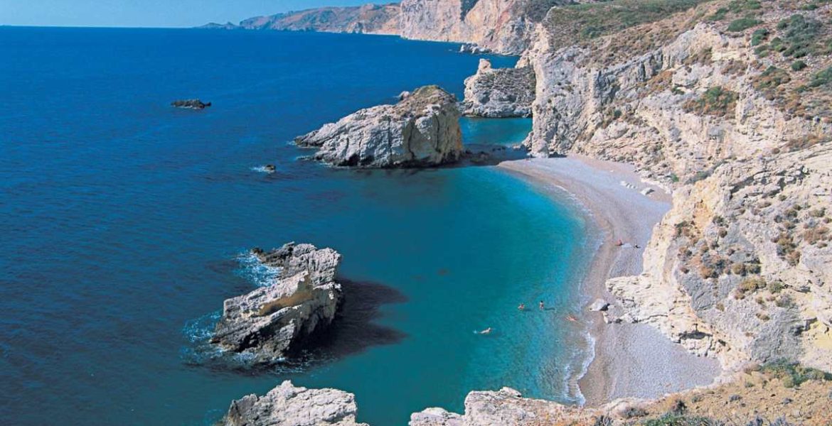 Μια ελληνική παραλία με 124 σκαλοπάτια ανάμεσα στις 40 καλύτερες της Ευρώπης