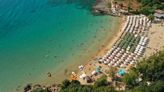 Πελοπόννησος: 10 κορυφαίες παραλίες της για αξέχαστες βουτιές και μια ιδανική αφορμή για εκδρομή!