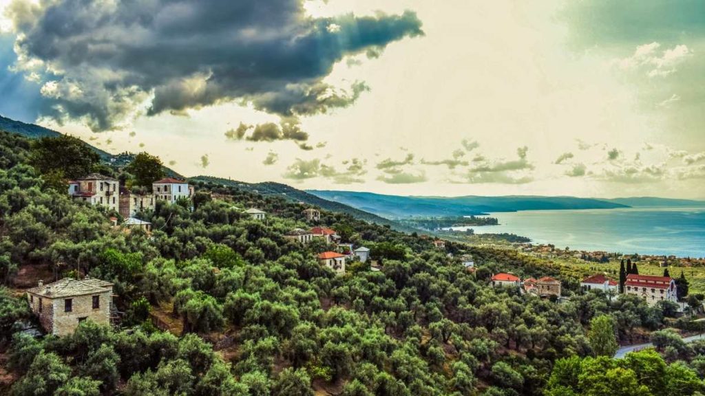 3+1 γραφικά χωριά της Ελλάδας που συνδυάζουν βουνό & θάλασσα