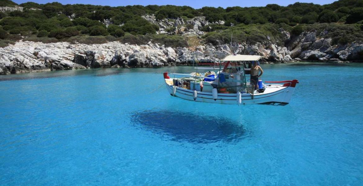 Ποιο νησί στην κυριολεξία “βούλιαξε” το τριήμερο του Αγίου Πνεύματος;