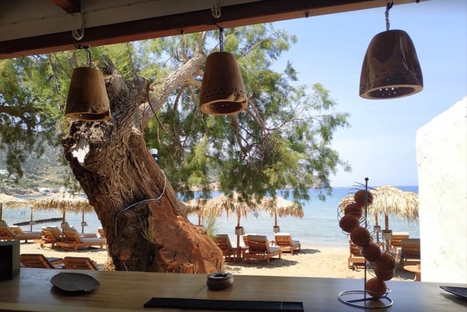 beach bar nostos στο βαθυ σιφνου μπαρ