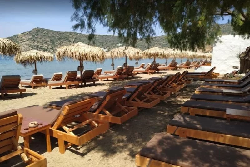 beach bar nostos στο βαθυ σιφνου ξαπλώστρες