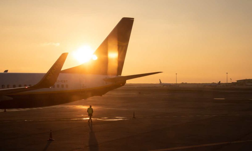aeroplano-ryanair-hliovasilema Αεροπλάνο Ryanair, ηλιοβασίλεμα