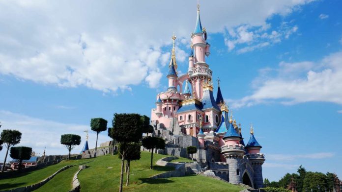 Ανοίγει η Disneyland στο Παρίσι με πλέξιγκλας και μάσκες (βίντεο)
