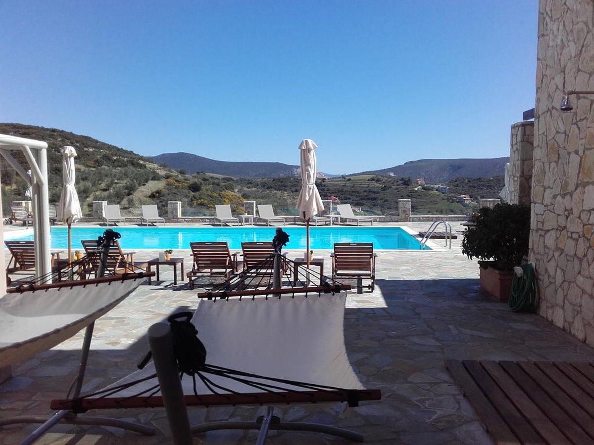 η πισίνα στην πέτρινη αυλή του Perivoli country hotel and retreat