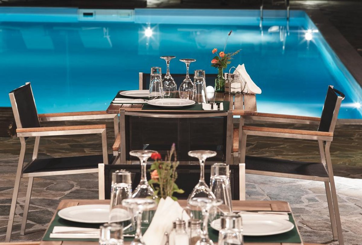 φαγητό δίπλα στην πισίνα Perivoli Country Hotel and Retreat