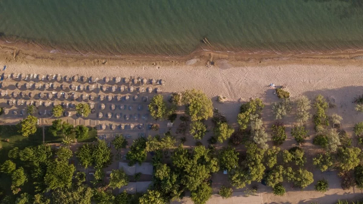 Zoe Seaside Resort παραλία από ψηλά