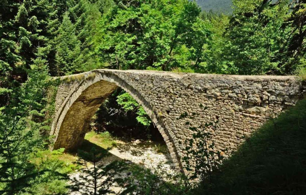 γεφυρι χατζηπετρου στο νεραιδοχωρι
