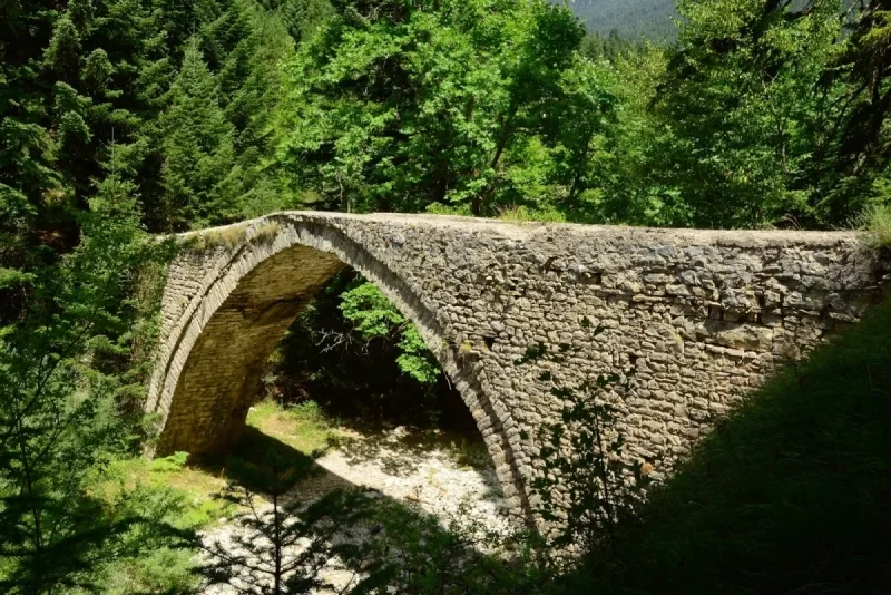 Το πετρόκτιστο γεφύρι του Χατζηπέτρου