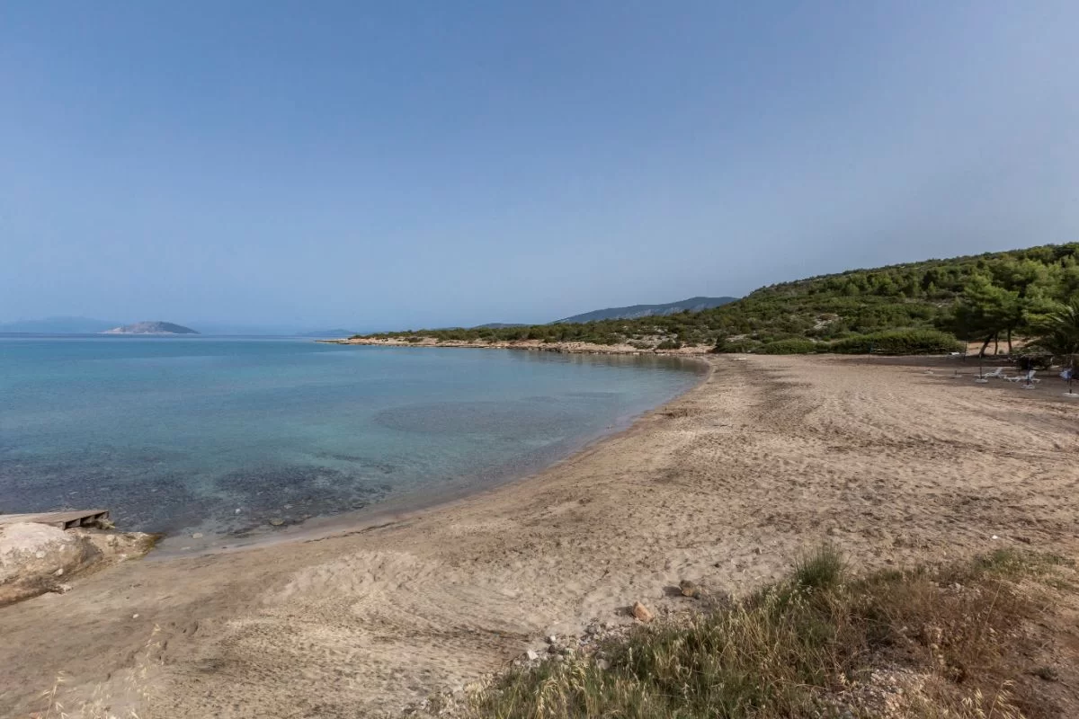 η παραλία Λεπίτσα στην Κοιλάδα