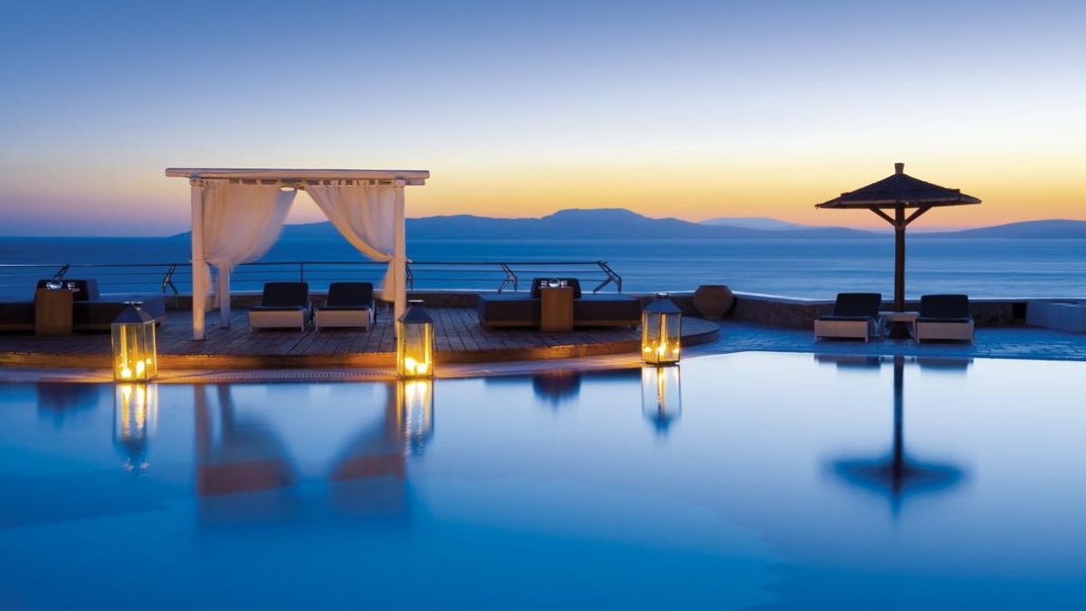 Ξενοδοχείο Mykonos Grand Hotel & Resort στο ηλιοβασιλεμα