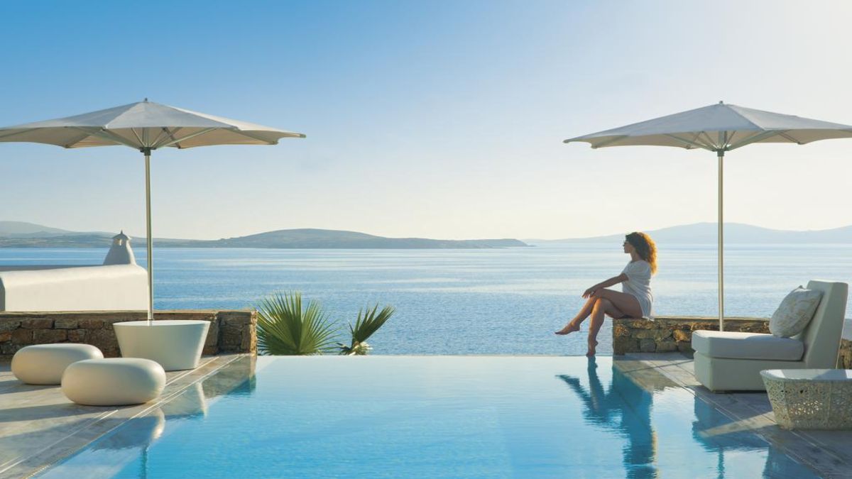 Ξενοδοχείο Mykonos Grand Hotel & Resort πισίνα και ηλιοθεραπεία