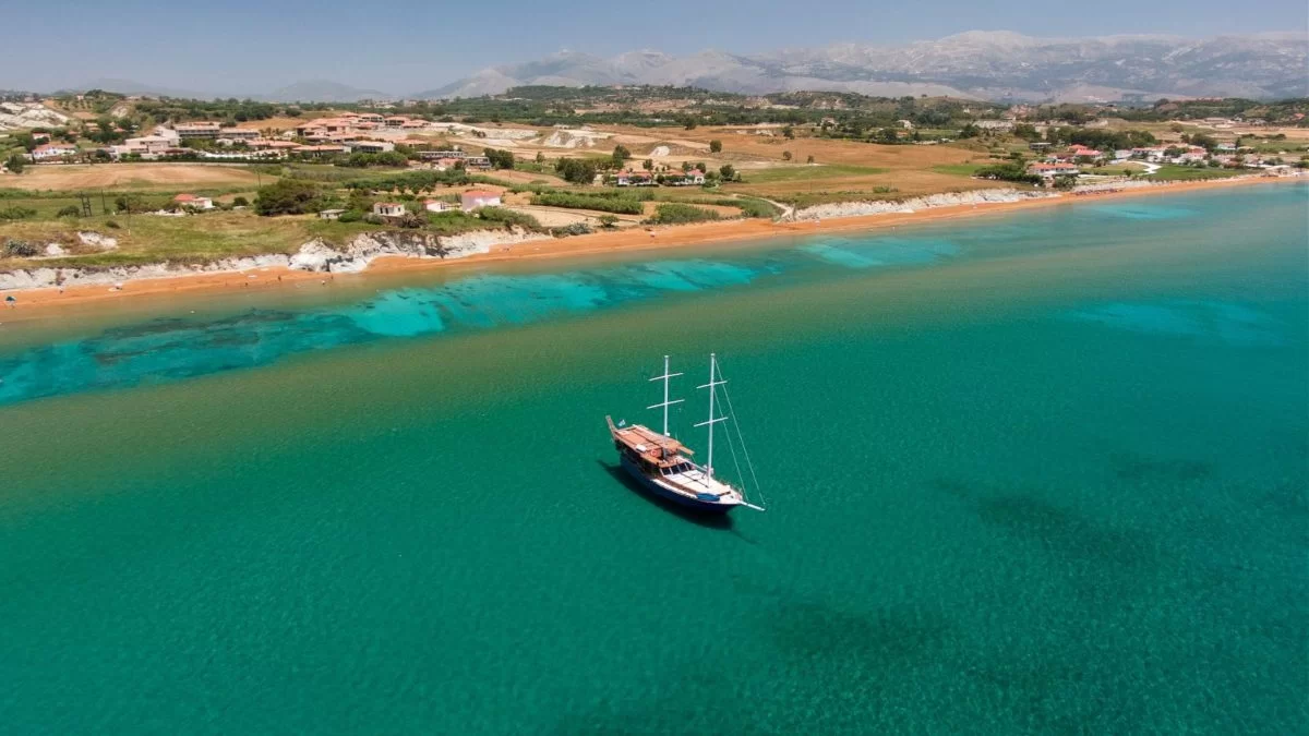 Η κόκκινη παραλία στην οποία θα κάνετε σπα με άργιλο και θα χαζέψετε το ειδυλλιακό ηλιοβασίλεμα