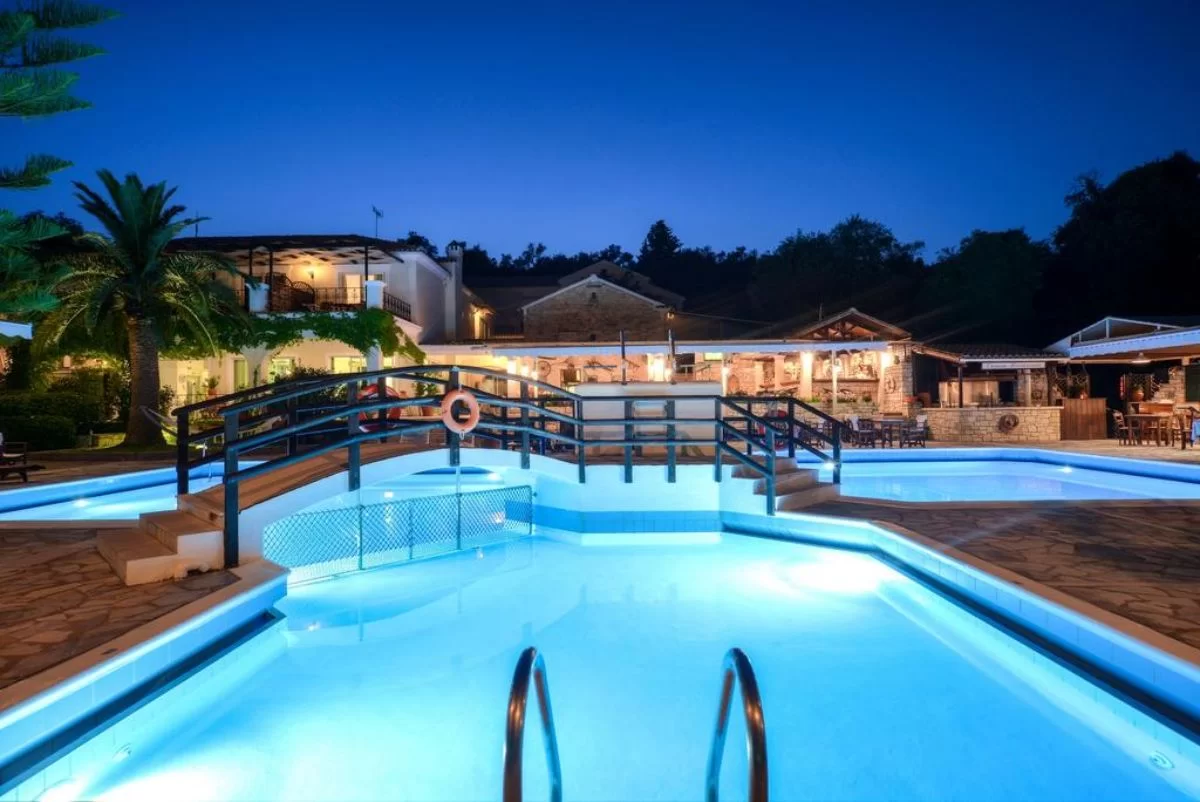 Paxos Club Resort & SPA η πισίνα το βράδυ