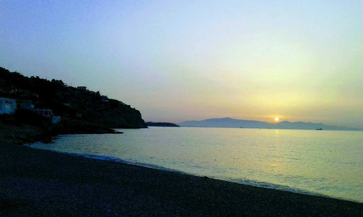 όμορφη παραλία στα Περιστέρια Σαλαμίνας