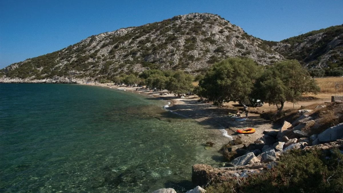 η Παραλία Σέσι με φυσική σκια