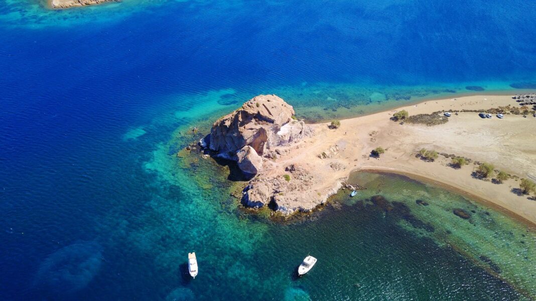 shutterstock_Petra Patmos -vrachos Kalikatsous Πέτρα Πάτμος