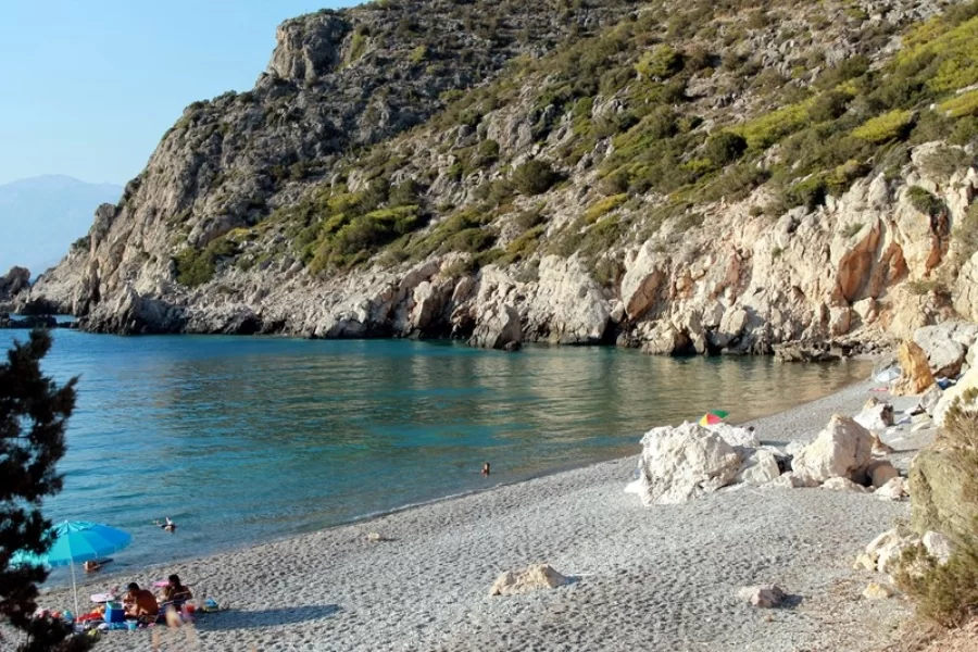 βράχια και πράσινο στη Σκαλωσιά