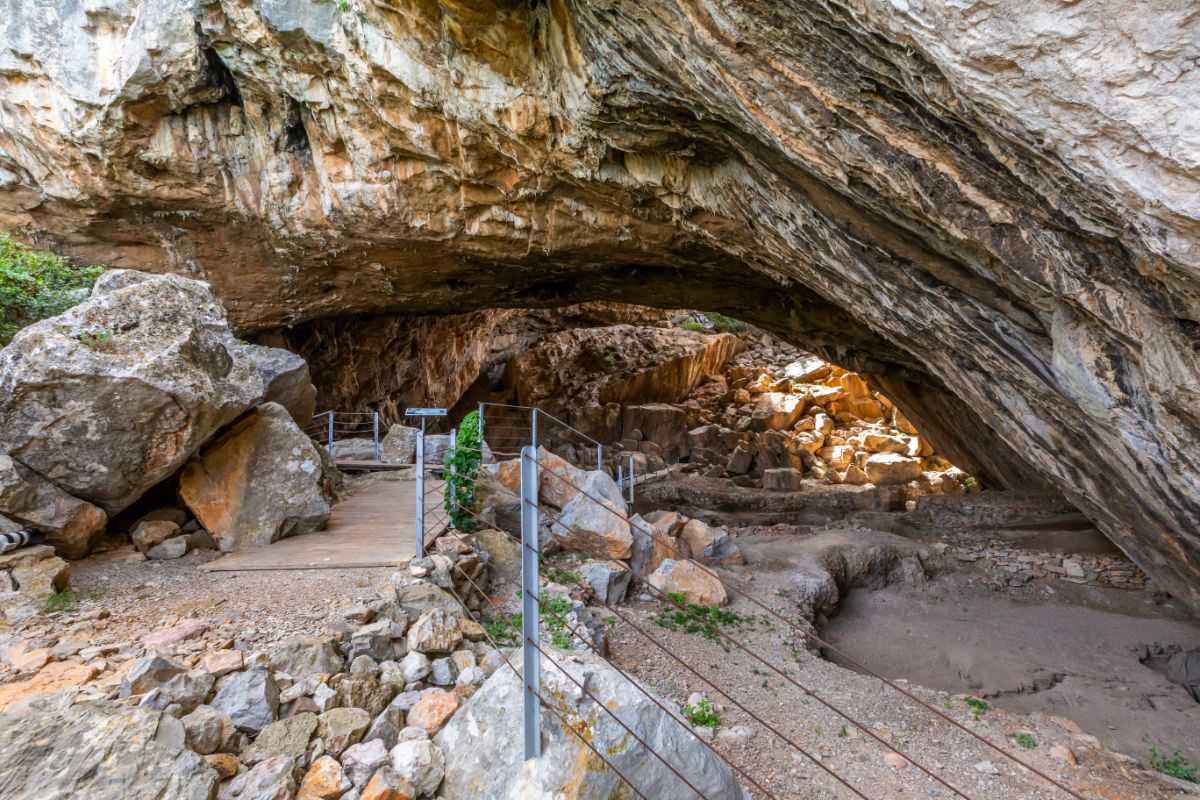 το εκπληκτικό σπήλαιο Φράχθι
