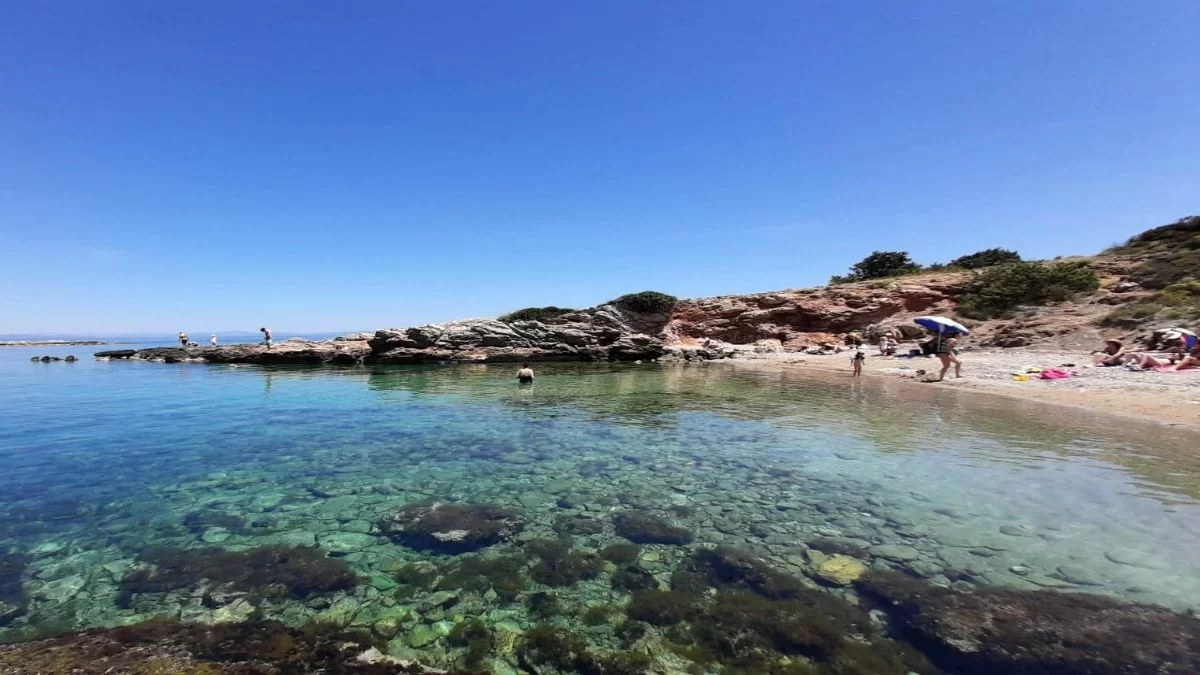 η Παραλία Βραυρώνας με φυσική σκια