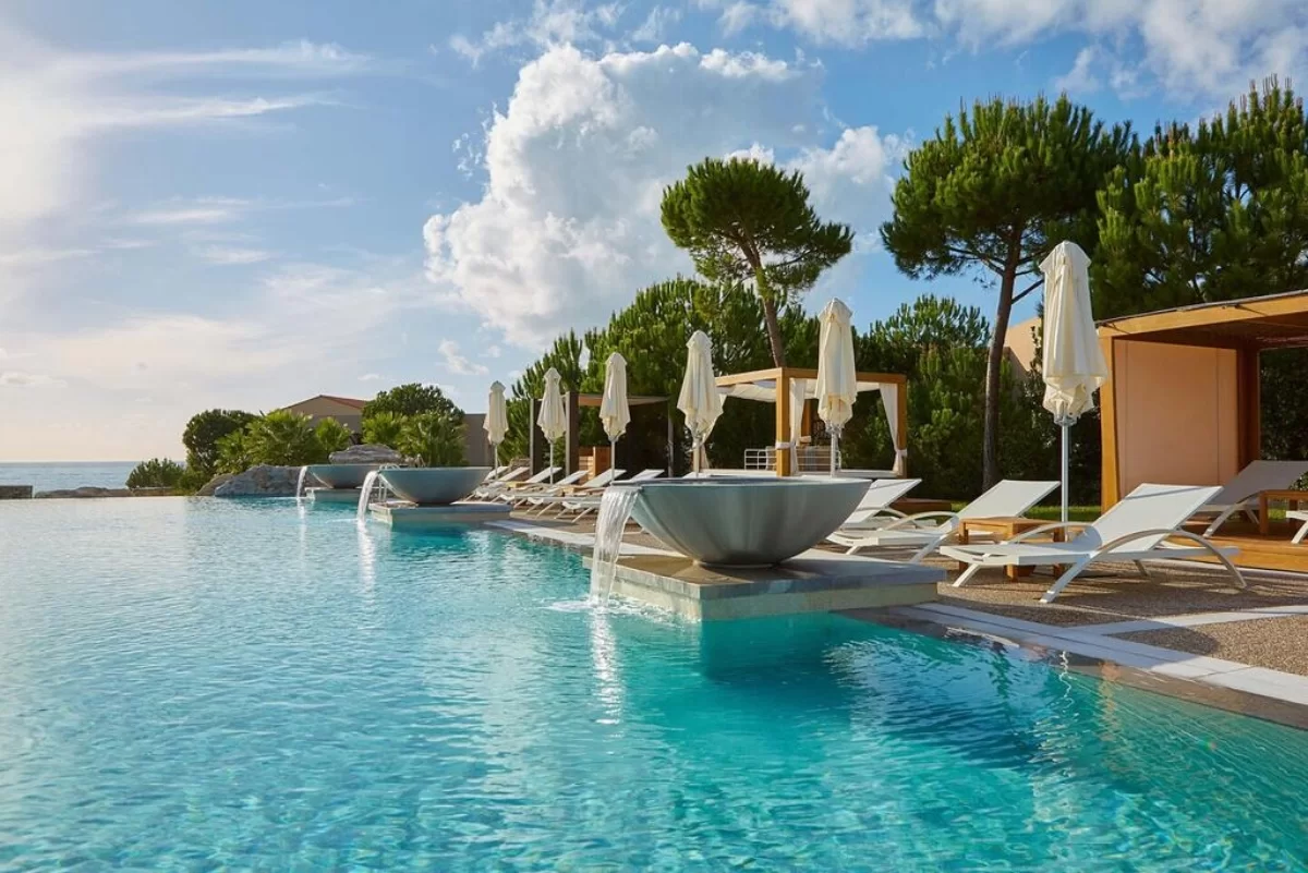 Westin Resort Costa Navarino πισίνα και θέα