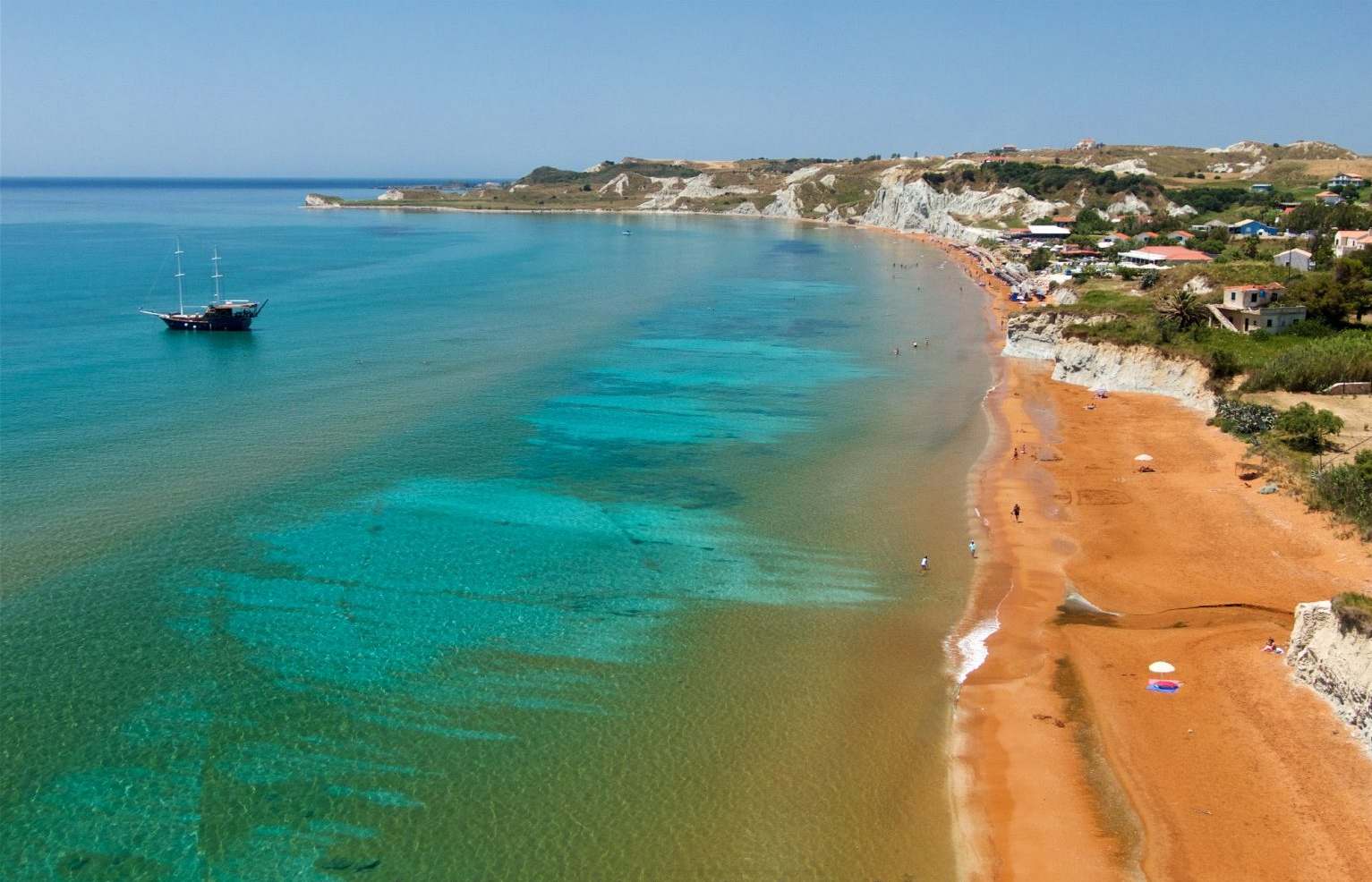 Η κόκκινη παραλία στην οποία θα κάνετε σπα με άργιλο και θα χαζέψετε το ειδυλλιακό ηλιοβασίλεμα