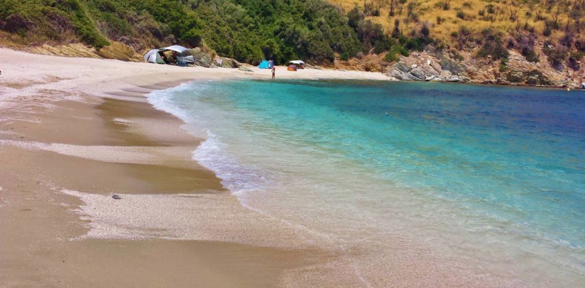 Μάγειρας: Ένας μικρός πράσινος παράδεισος στην Εύβοια με σμαραγδένια νερά
