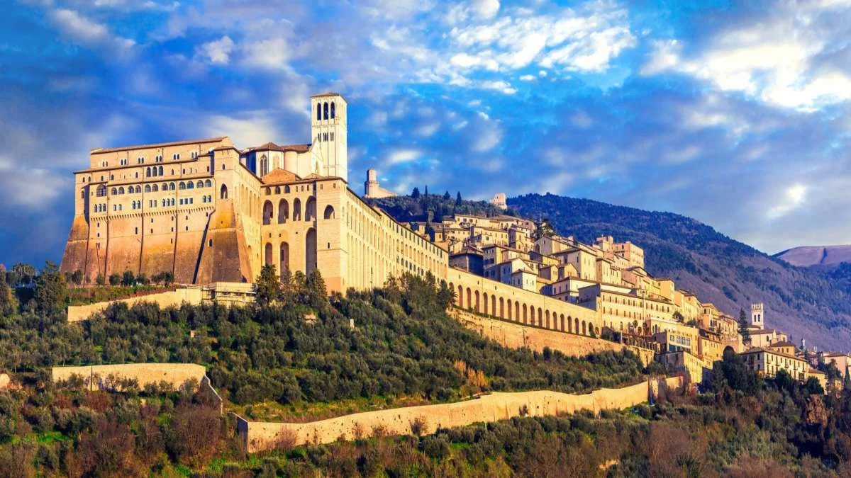 Assisi ιταλική πόλη σε λόφο