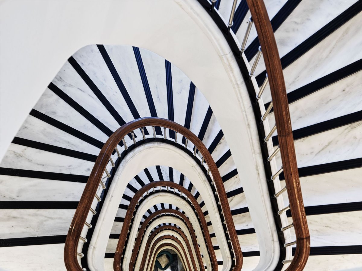 Η επιβλητική σκάλα του Athens Capital Hotel - MGallery