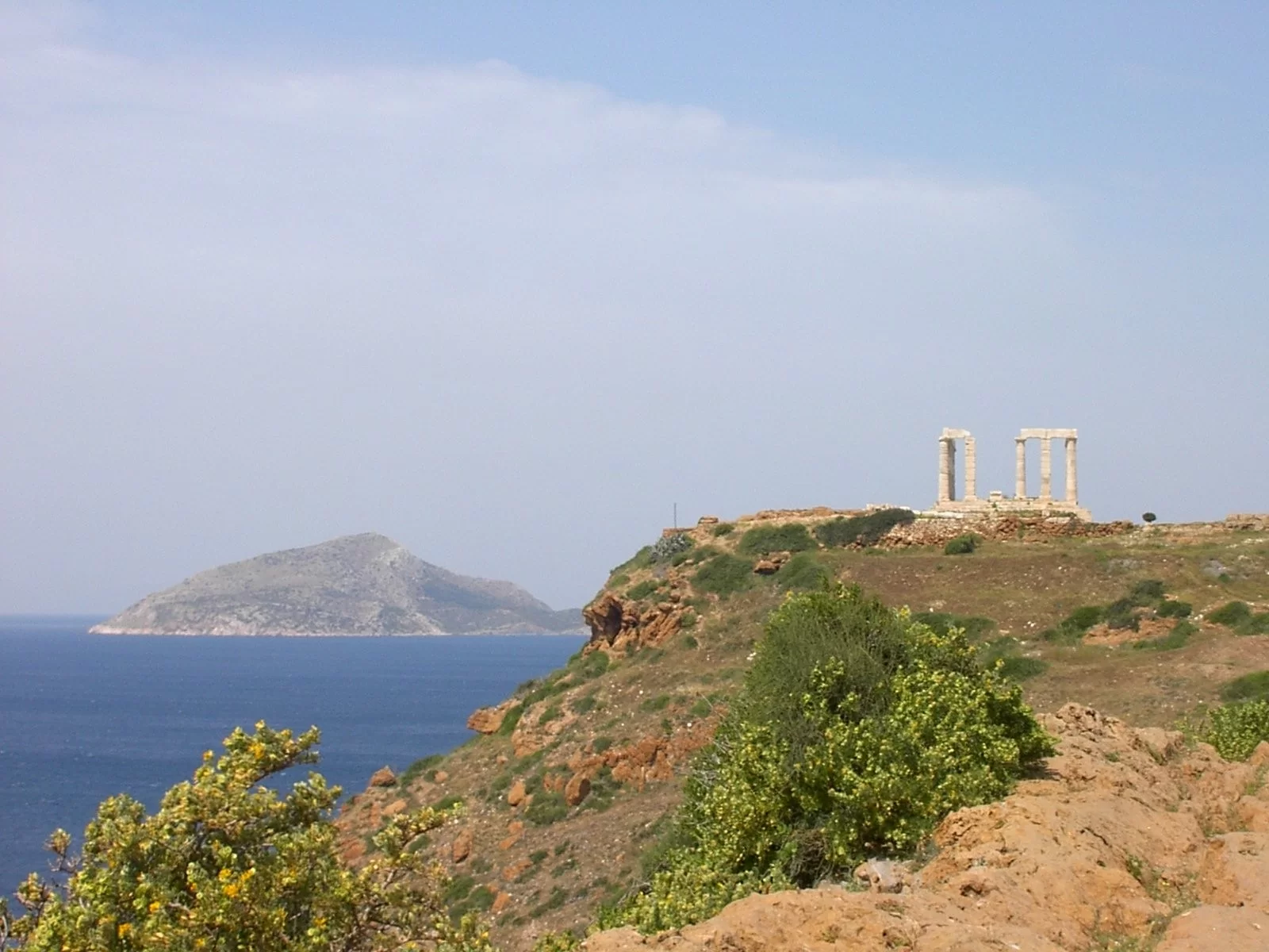 Ναός του Ποσειδώνα και Πάτροκλος στο βάθος