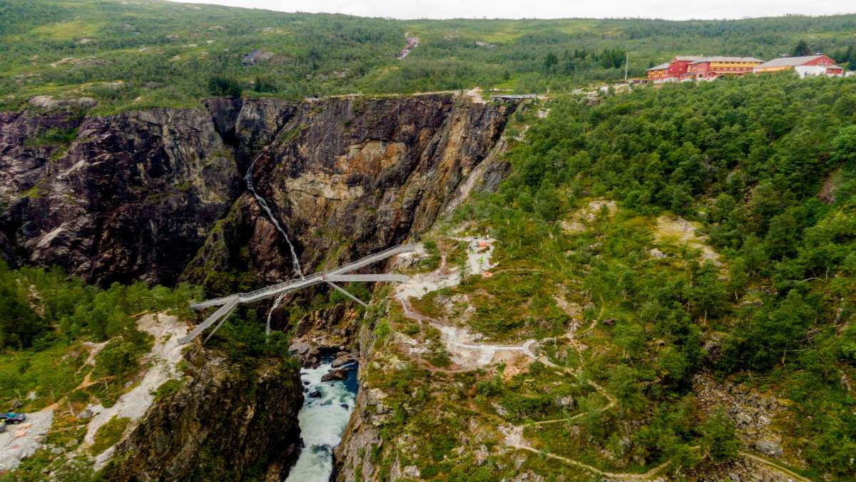 Πεζογέφυρα πάνω από νορβηγικό καταρράκτη