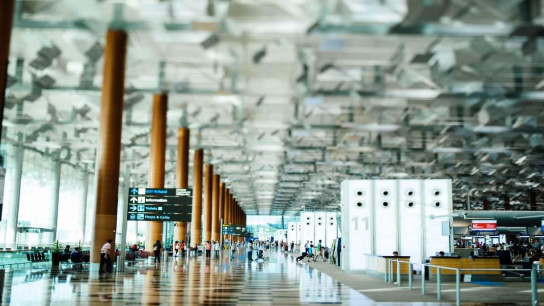 aerodromio-loby-touristes χώρος αναμονής αεροδρομίου με κόσμο