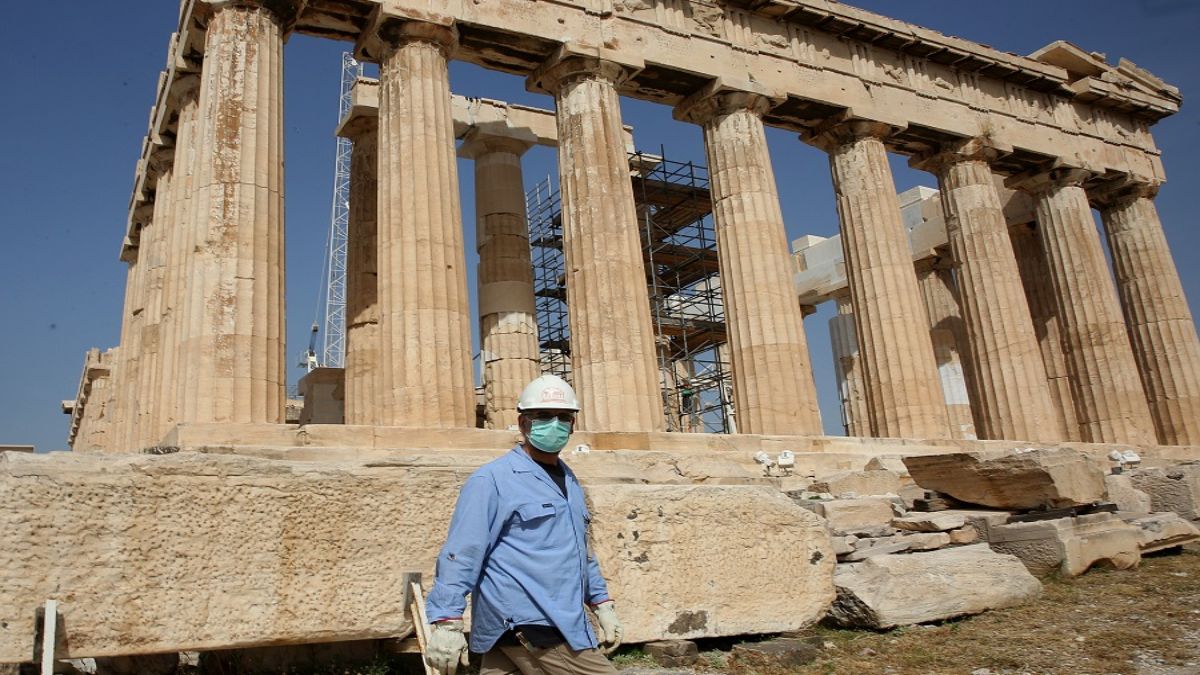 Με μάσκα στην Ακρόπολη